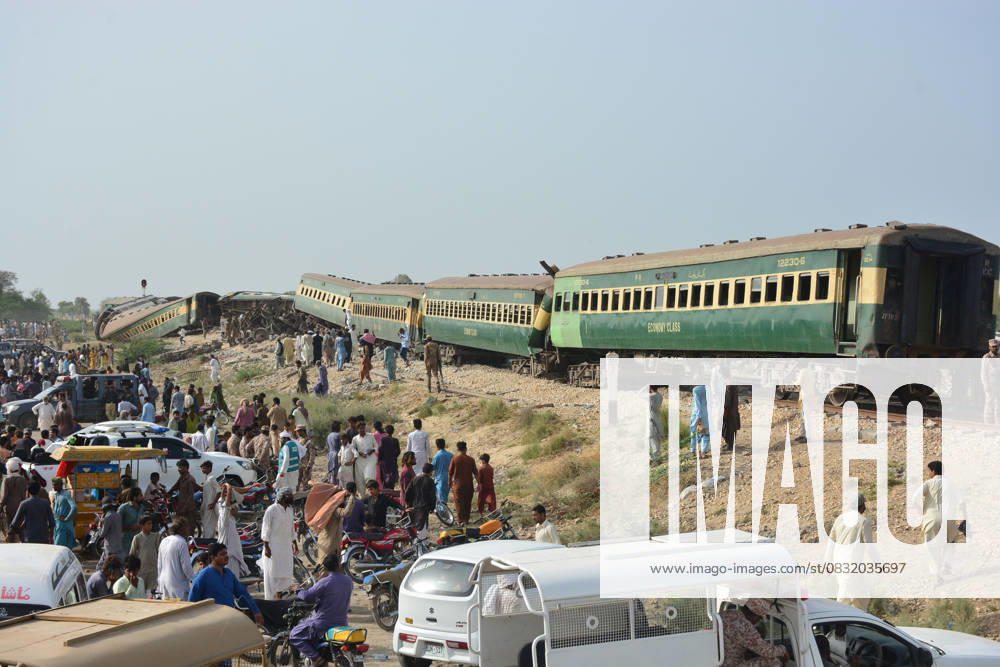 28 killed, 50 injured as passenger train derails in southern Pakistan NAWABSHAH, PAKISTAN, AUGUST 06:People gather as the coaches of an Express train derailed at Nawabshah, southern Sindh province, Pakistan on August 06, 2023. The death toll from the accident rose to 28 and 50 injured people have been transported to nearby hospitals. At least 10 carriages of Hazara Express, which was traveling from the port city of Karachi to the northeastern garrison city of Rawalpindi, derailed near the Nawabshah district, some 267 kilometers (166 miles) from Karachi, Pakistan Railways as reported. Pakistan World. Editorial use only. Please get in touch for any other usage.