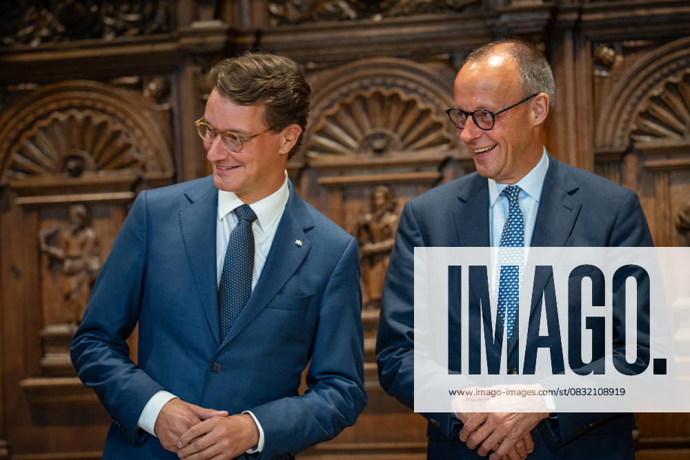 Federal Chancellor Friedrich Merz signs the Golden Book of the City of Münster in the Peace Hall, with Hendrik Wüst, Minister President of North Rhine-Westphalia on the left , Chancellors inaugural visit to North Rhine-Westphalia Münster , Münster North Rhine-Westphalia Germany City Hall