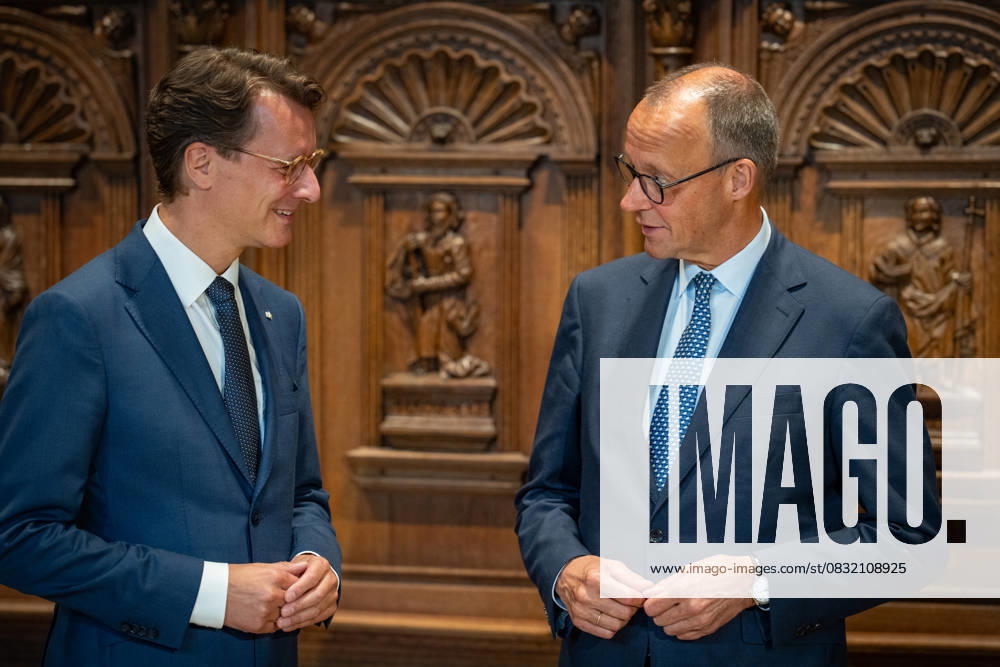 Federal Chancellor Friedrich Merz signs the Golden Book of the City of Münster in the Peace Hall, with Hendrik Wüst, Minister President of North Rhine-Westphalia on the left , Chancellors inaugural visit to North Rhine-Westphalia Münster , Münster North Rhine-Westphalia Germany City Hall