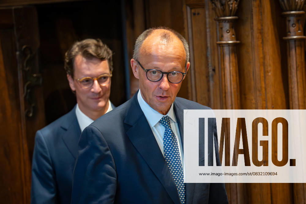 Federal Chancellor Friedrich Merz signs the Golden Book of the City of Münster in the Peace Hall, with Hendrik Wüst, Minister President of North Rhine-Westphalia on the left , Chancellors inaugural visit to North Rhine-Westphalia Münster , Münster North Rhine-Westphalia Germany City Hall