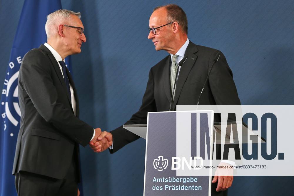 BND Central handover of office L R Martin Jäger, Federal Chancellor Friedrich Merz CDU