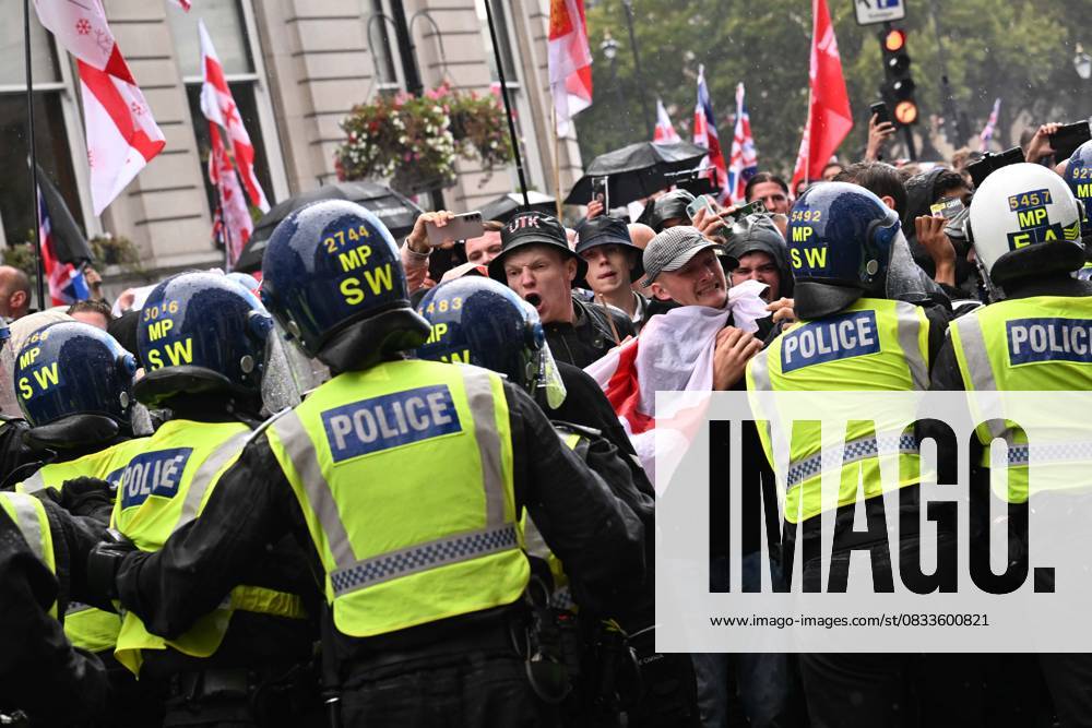 Clashes erupt between police and protesters at anti-immigration march in London organized by Tommy Robinson LONDON, UNITED KINGDOM - SEPTEMBER 13: Clashes erupt between police and protesters as thousands of people march through central London in a rally called Unite the Kingdom, organized by far-right activist Tommy Robinson to protest government immigration policies, on September 13, 2025. Police intervened when Robinson supporters attempted to approach the area where March Against Fascism demonstrators had gathered. Several protesters were detained during the scuffles. Rasid Necati Aslim Anadolu London United Kingdom. Editorial use only. Please get in touch for any other usage.