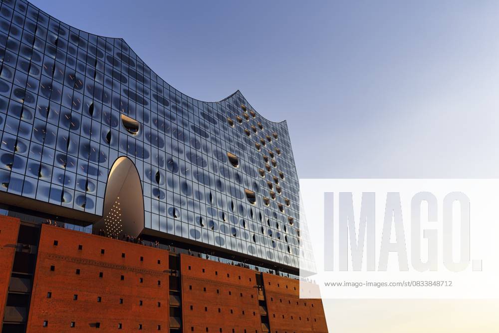Fassade der Elbphilharmonie mit Aussichtsplattform Plaza, blauer Himmel, Abendlicht, Hamburg, Deutschland Facade of the Elbphilharmonie with Plaza viewing platform, blue sky, evening light, Hamburg, Germany