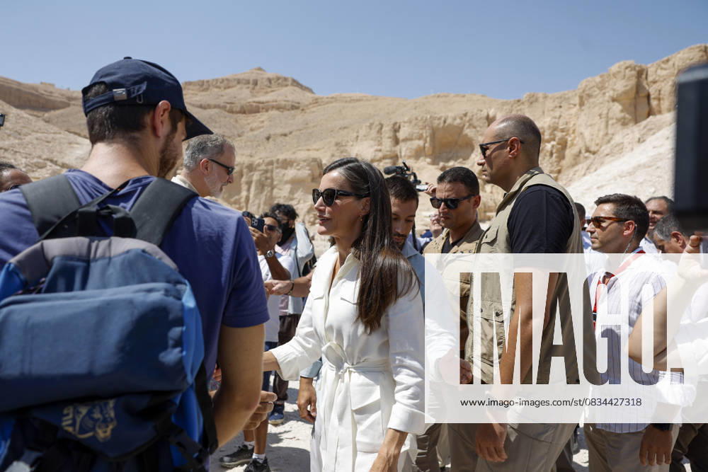 Spain s King Felipe VI (2L) and Queen Letizia (C) visit archaeological excavation projects led by Spanish researchers in Luxor, Egypt, 19 September 2025. The Spanish Royal Couple end their visit to Egypt. Spain s King and Queen visit Egypt !ACHTUNG: NUR REDAKTIONELLE NUTZUNG!
