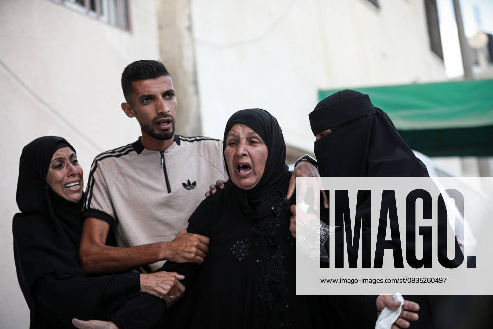 Israeli attacks on Gaza continue DEIR AL BALAH, GAZA - SEPTEMBER 25: Palestinians mourn the loss of their loved ones killed in an Israeli attack on Abu Dahruc household in Nuseirat camp, claiming 11 lives, at the funeral held in Al Aqsa Martyrs Hospital in Deir al Balah, Gaza on September 25, 2025. Abdalhkem Abu Riash Anadolu Deir al Balah Gaza. Editorial use only. Please get in touch for any other usage.