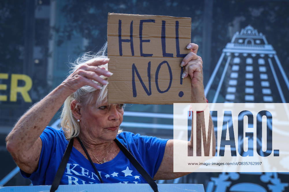 A person holds up a sign during a protest against the construction of Donald Trump s presidential library in Miami, USA, 29 September 2025. Activists, students, and teachers protested against Donald Trump s presidential library in Miami, a project that the Florida government plans to endorse on Tuesday, considering it to be just another one of his hotels and an insult because it is next to the Freedom Tower. Activists protest against Trump library in Miami, calling it an insult !ACHTUNG: NUR REDAKTIONELLE NUTZUNG!