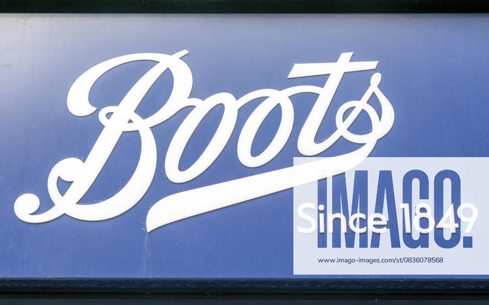 Nahaufnahme des Logos der Boots Apotheke, Devizes, Wiltshire, England, Großbritannien, seit 1849 Close up of Boots chemists shop logo, Devizes, Wiltshire, England, UK trading since 1849