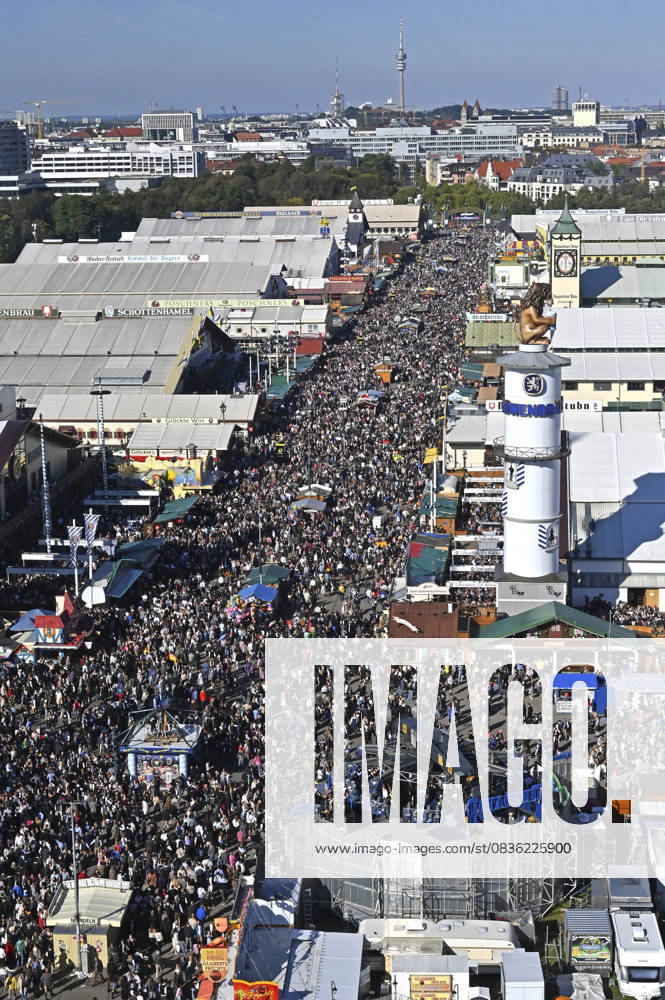 Oktoberfest visitors at the 190 Oktoberfest 2025 on the Theresienwiese Munich, 03 10 2025 Foto:xB.xFuturexImagex oktoberfest_5037