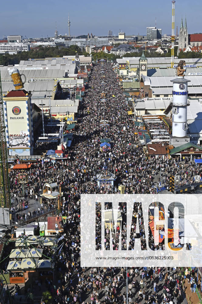 Oktoberfest visitors at the 190 Oktoberfest 2025 on the Theresienwiese Munich, 03 10 2025 Foto:xB.xFuturexImagex oktoberfest_5040