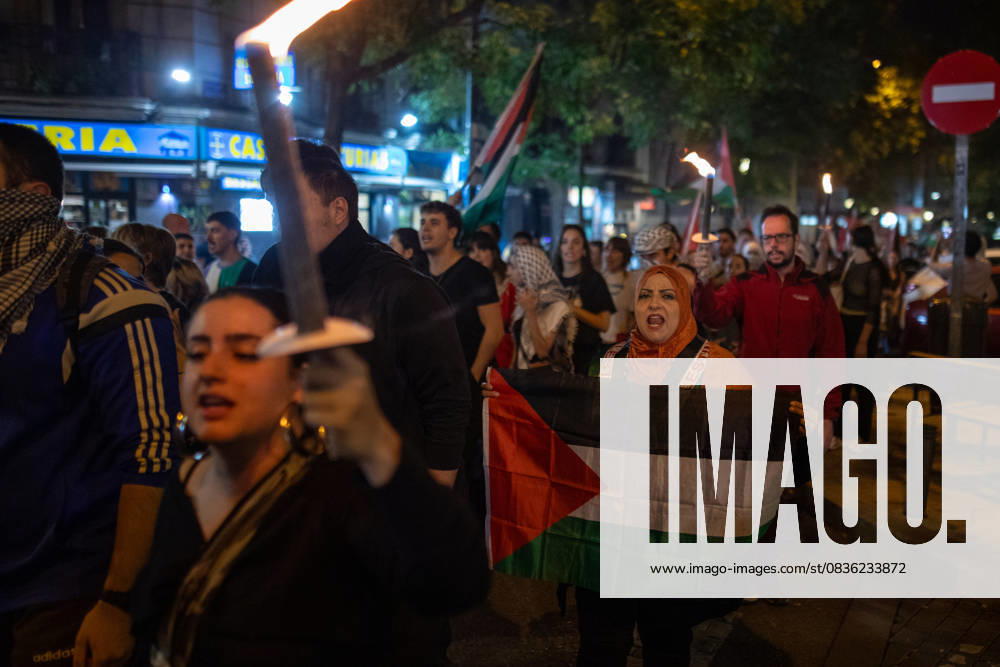 Protesters hold torches during a pro-Palestinian demonstration in the Lavapiàs neighborhood of Madrid. Madrid Spain - ZUMAs197 20251003_aaa_s197_530