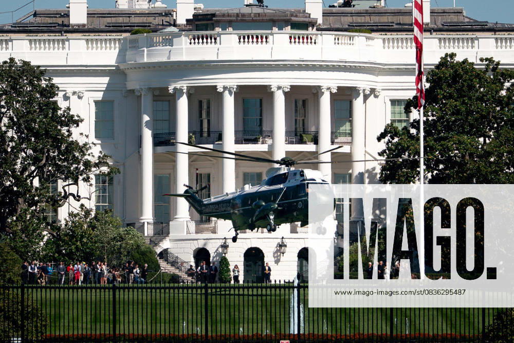 President Donald Trump departs the White House in Washington, onboard Marine One, en route to Norfolk, Va. Washington USA - ZUMAh237 20251005_zsp_h237_001