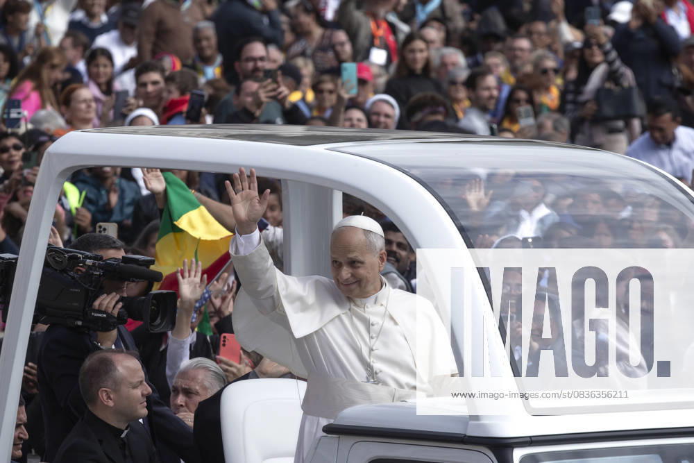 Pope Leo XIV waves from the popemobile at the end of a Mass for the Jubilee of the Missions and of Migrants in St. Peter s square at the Vatican Vatican City Vatican - ZUMAs197 20251005_aaa_s197_597