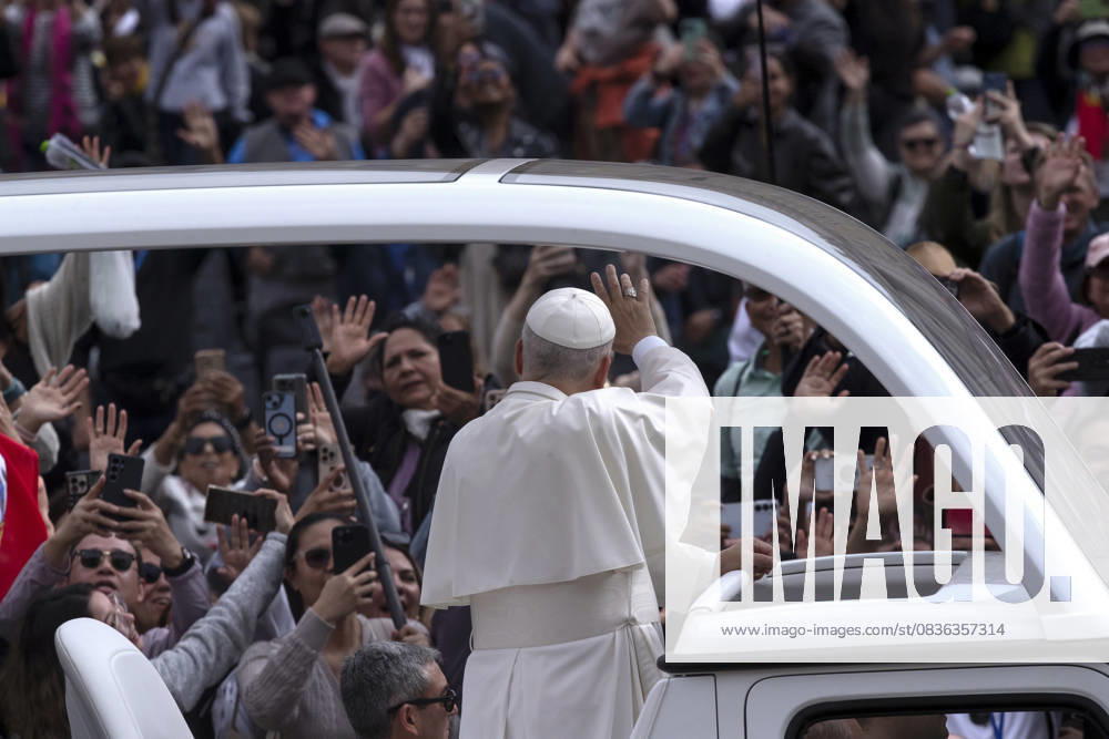 Pope Leo XIV waves from the popemobile at the end of a Mass for the Jubilee of the Missions and of Migrants in St. Peter s square at the Vatican Vatican City Vatican - ZUMAs197 20251005_aaa_s197_578