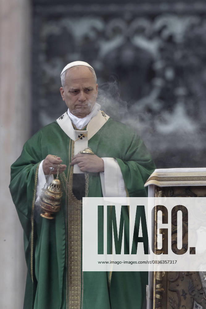 Pope Leo XIV presides over a Mass for the Jubilee of the Missions and of Migrants in St. Peter s square at the Vatican Vatican City Vatican - ZUMAs197 20251005_aaa_s197_584