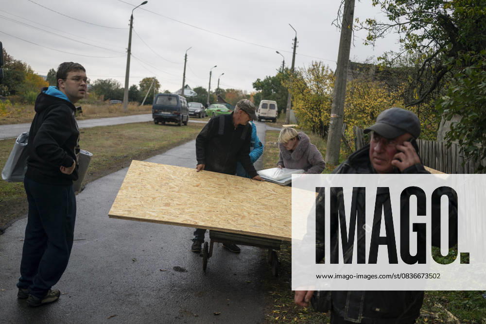 Aftermath of Russian attack on Ukraine s Kramatorsk KRAMATORSK, UKRAINE - OCTOBER 09: Ukrainian residents work on their homes following the Russian airstrike on Kramatorsk, Donetsk region, Ukraine on October 09, 2025. During the night and morning of today, October 9, Russian troops shelled Kramatorsk in the Donetsk region with drones, guided bombs (GABs) and Smerch multiple launch rocket systems. In one of the areas, rescuers were extinguishing a fire in private homes. A local resident was injured. Jose Colon Anadolu Kramatorsk Ukraine. Editorial use only. Please get in touch for any other usage.