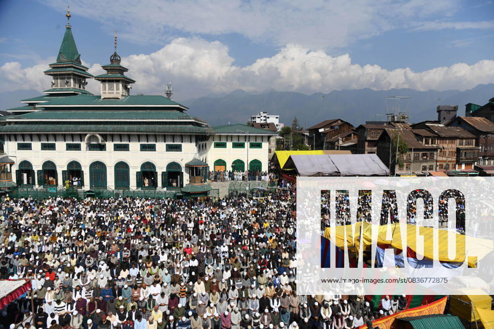 People offer friday prayers outside the Dastgeer Sahib shrine during the Friday following annual Urs(death anniversary) of Sufi Saint Sheikh Abdul Qadir Jeelani in Srinagar Srinagar India - ZUMAz120 20251010_zip_z120_011