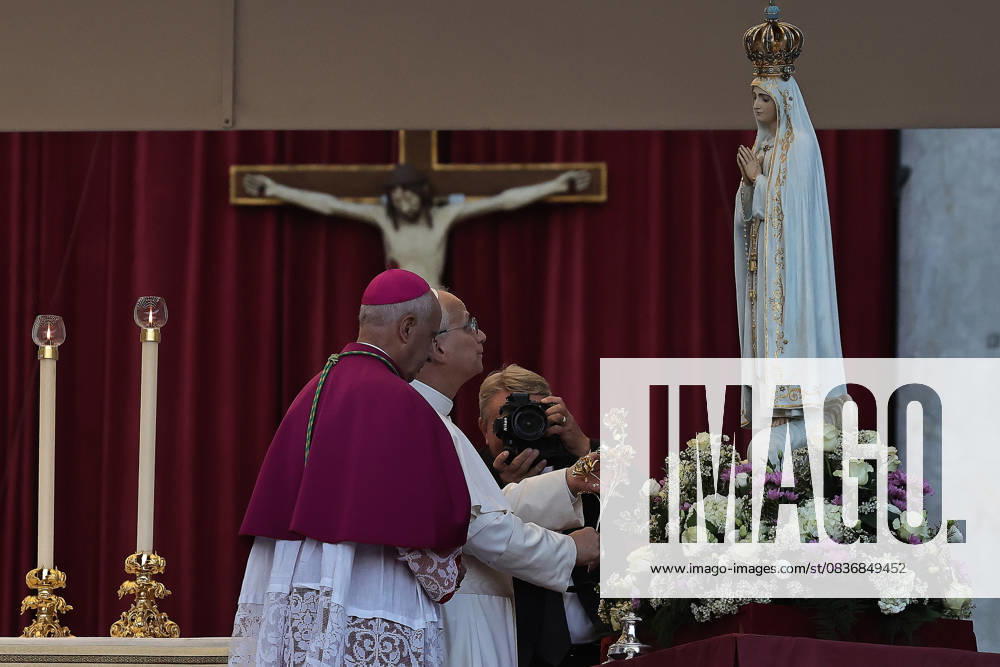 Vatican City - POPE LEO XIV during the Marian Vigil of Our Lady of Fatima in Peter s Square at the Vatican. EvandroInetti_via ZUMA Wire Vatican City State - ZUMAi15_ 20251011_zaf_i15_053
