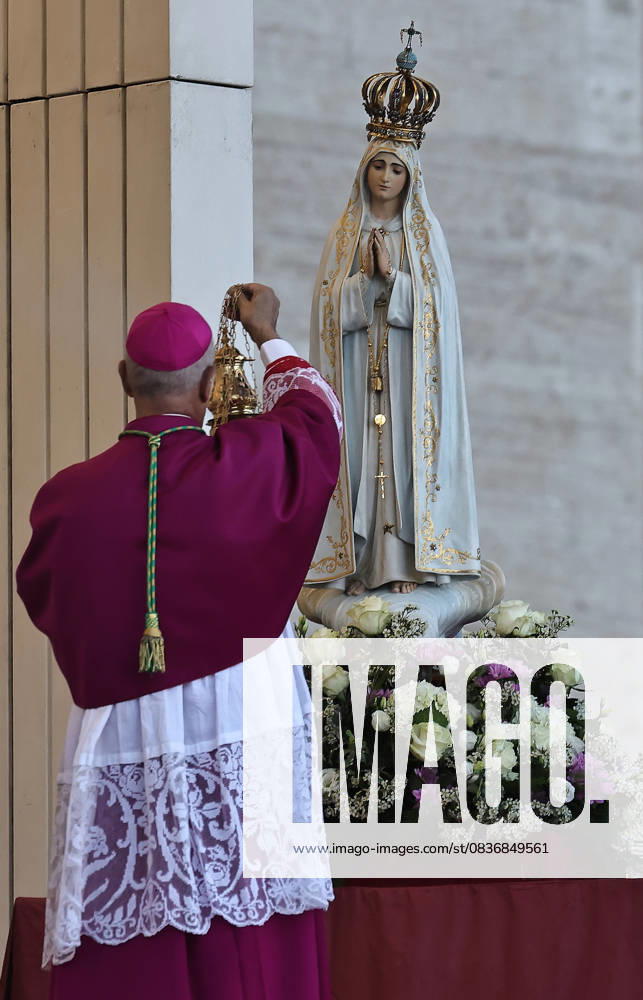 Vatican City - POPE LEO XIV during the Marian Vigil of Our Lady of Fatima in Peter s Square at the Vatican. EvandroInetti_via ZUMA Wire Vatican City State - ZUMAi15_ 20251011_zaf_i15_068