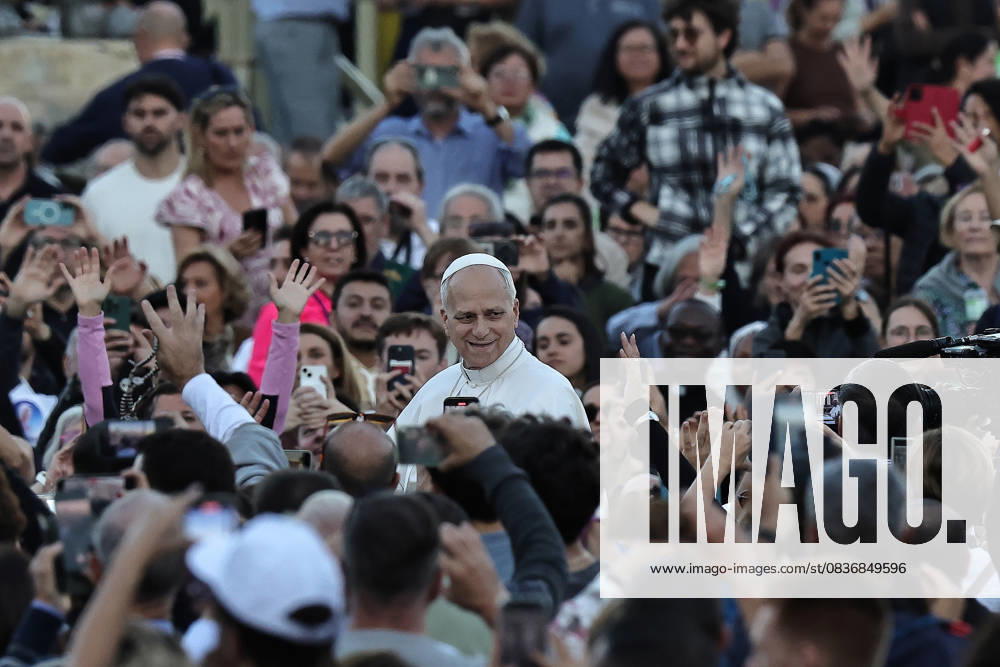 Vatican City - POPE LEO XIV during the Marian Vigil of Our Lady of Fatima in Peter s Square at the Vatican. EvandroInetti_via ZUMA Wire Vatican City State - ZUMAi15_ 20251011_zaf_i15_079