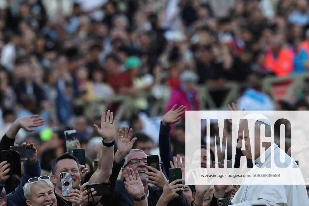 Vatican City - POPE LEO XIV during the Marian Vigil of Our Lady of Fatima in Peter s Square at the Vatican. EvandroInetti_via ZUMA Wire Vatican City State - ZUMAi15_ 20251011_zaf_i15_081