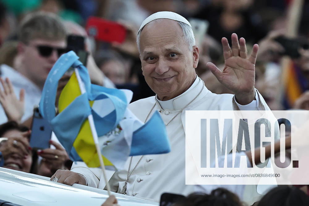 Vatican City - POPE LEO XIV during the Marian Vigil of Our Lady of Fatima in Peter s Square at the Vatican. EvandroInetti_via ZUMA Wire Vatican City State - ZUMAi15_ 20251011_zaf_i15_083