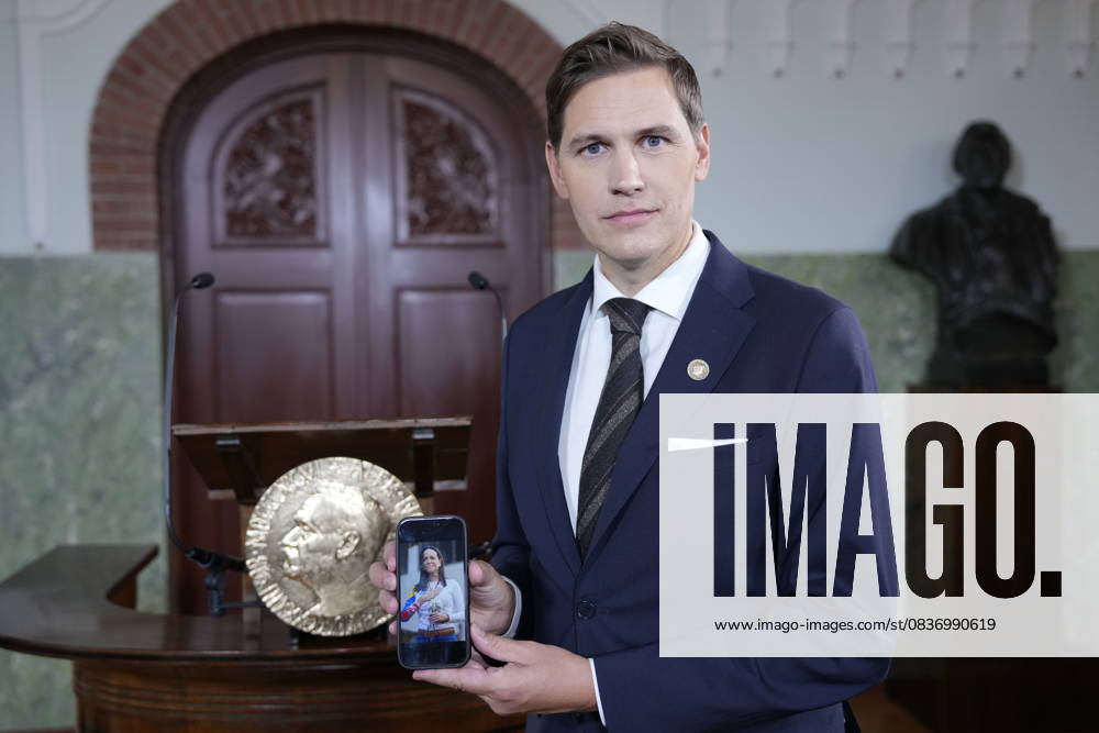 Nobel Peace Prize 2025 Oslo 20251010 The chairman of the Nobel Committee, Joergen Watne Frydnes, with a photo of Maria Corina Machado who has been awarded the Nobel Peace Prize for 2025 The announcement will take place at the Nobel Institute in Oslo on Friday Photo Rodrigo Freitas NTB Oslo Norway zICgwIhrn Y Ref POLzICgwIhrn Y jpg