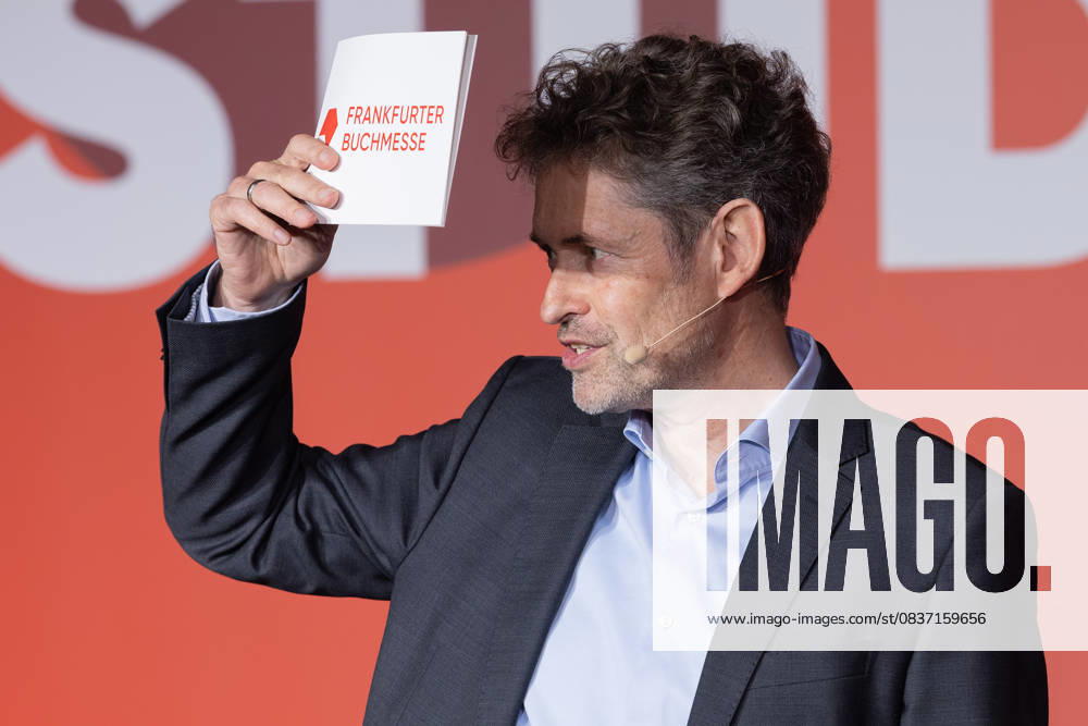 Book Fair Frankfurt 2025 Dr Torsten Casimir Spokesman Frankfurt Book Fair welcomes the press representatives present, but feels blinded and holds a piece of paper protectively in front of his eyes Book Fair Frankfurt 2025 , Frankfurt am Main Hessen Germany Exhibition Grounds