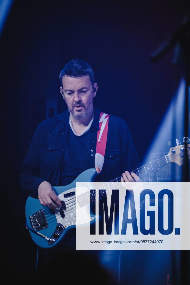 Starsailor live in Bern, Switzerland Bern, Switzerland. 14th, October 2025. The English band Starsailor performs a live concert at Bierhübeli in Bern. Here bass player James Stelfox is seen live on stage. Switzerland, Bern