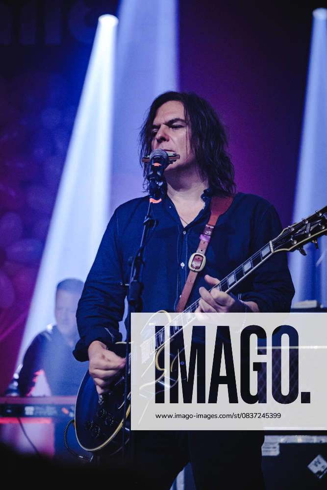 Starsailor live in Bern, Switzerland Bern, Switzerland. 14th, October 2025. The English band Starsailor performs a live concert at Bierhübeli in Bern. Here guitarist Tony Foster is seen live on stage. Switzerland, Bern