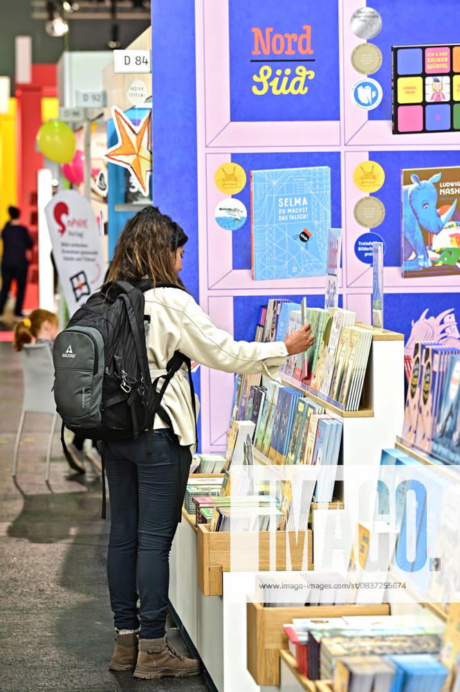 Frankfurt Book Fair 2025 Visitors to the Frankfurt Book Fair on 15 10 2025 20251015MWI090839
