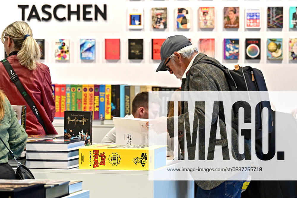 Frankfurt Book Fair 2025 Visitors to the Frankfurt Book Fair on 15 10 2025 20251015MWI090882