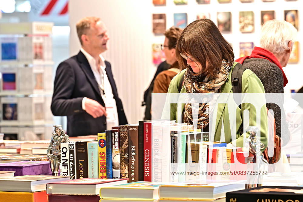 Frankfurt Book Fair 2025 Visitors to the Frankfurt Book Fair on 15 10 2025 20251015MWI090887