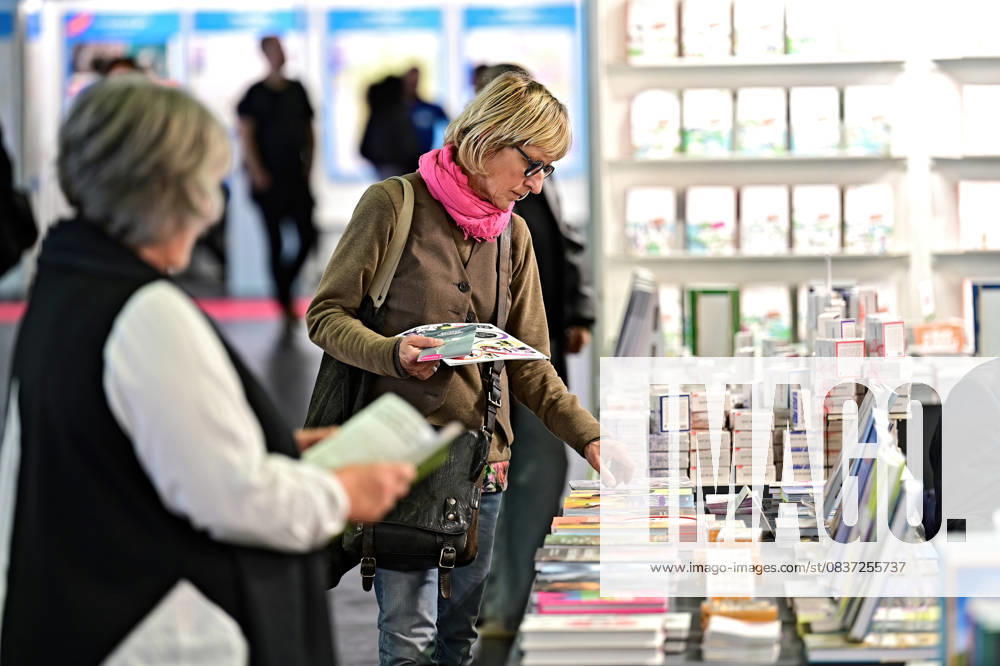 Frankfurt Book Fair 2025 Visitors to the Frankfurt Book Fair on 15 10 2025 20251015MWI090900