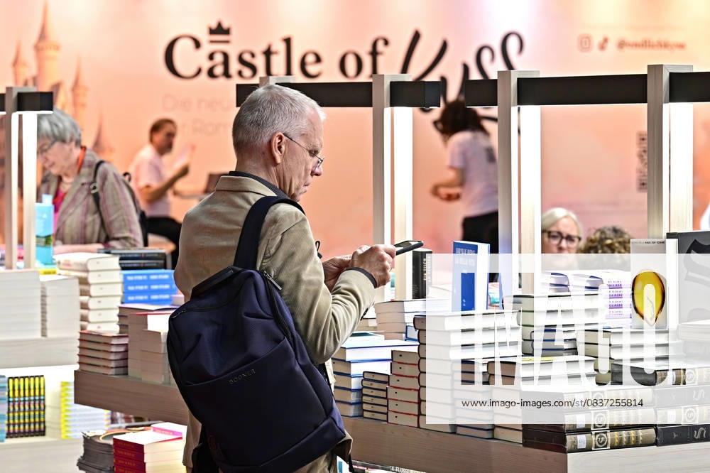 Frankfurt Book Fair 2025 Visitors to the Frankfurt Book Fair on 15 10 2025 20251015MWI090830