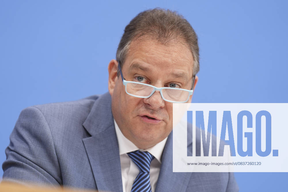 Federal Press Conference, Annual Report 2024 of the Petitions Committee Andreas Mattfeldt Spokesman of the CDU CSU parliamentary group in portrait during his remarks on the Annual Report 2024 of the Petitions Committee at the Federal Press Conference, Berlin, 15 10 2025 Berlin Berlin Germany