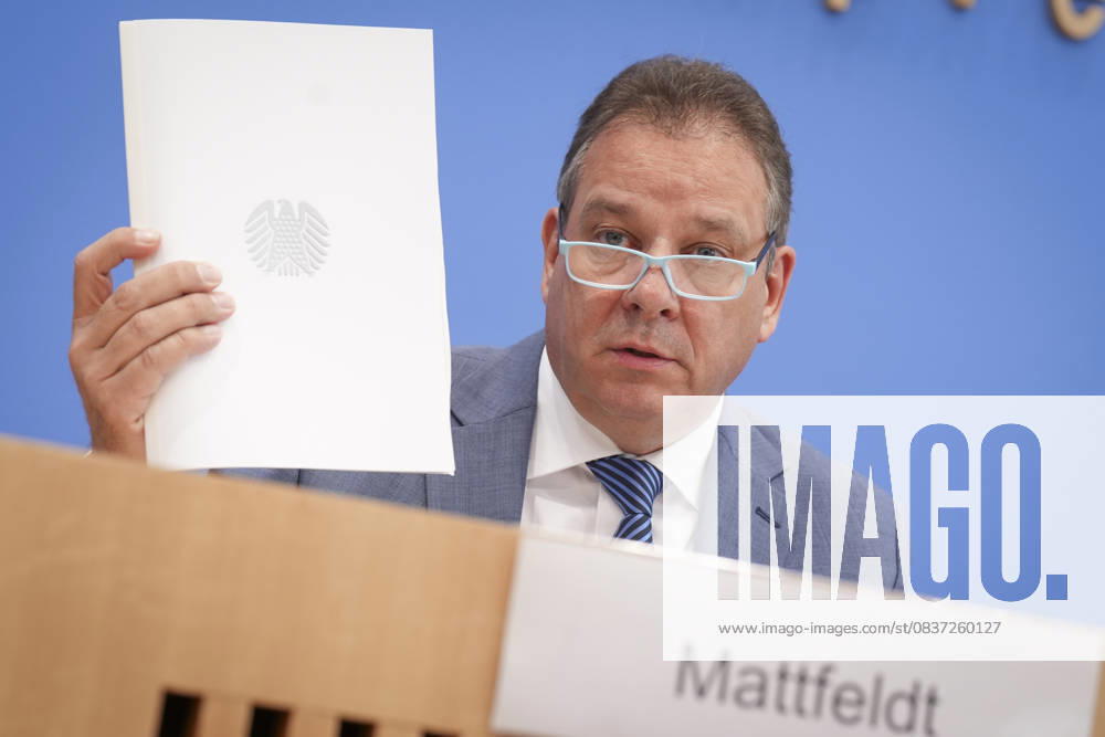 Federal Press Conference, Annual Report 2024 of the Petitions Committee Andreas Mattfeldt Spokesman of the CDU CSU parliamentary group holds the report in his hand during his remarks on the Annual Report 2024 of the Petitions Committee at the Federal Press Conference, Berlin, 15 10 2025 Berlin Berlin Germany