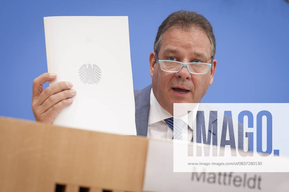 Federal Press Conference, Annual Report 2024 of the Petitions Committee Andreas Mattfeldt Spokesman of the CDU CSU parliamentary group holds the report in his hand during his remarks on the Annual Report 2024 of the Petitions Committee at the Federal Press Conference, Berlin, 15 10 2025 Berlin Berlin Germany