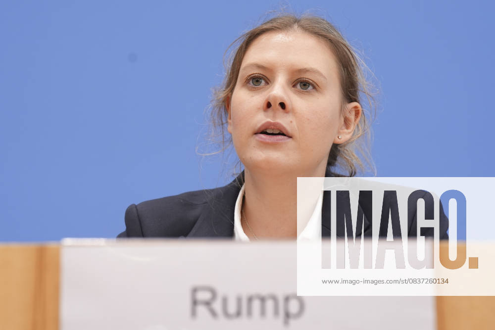 Federal Press Conference, Annual Report 2024 of the Petitions Committee Daniela Rump Chairwoman of the SPD during her remarks on the Annual Report 2024 of the Petitions Committee at the Federal Press Conference, Berlin, 15 10 2025 Berlin Berlin Germany