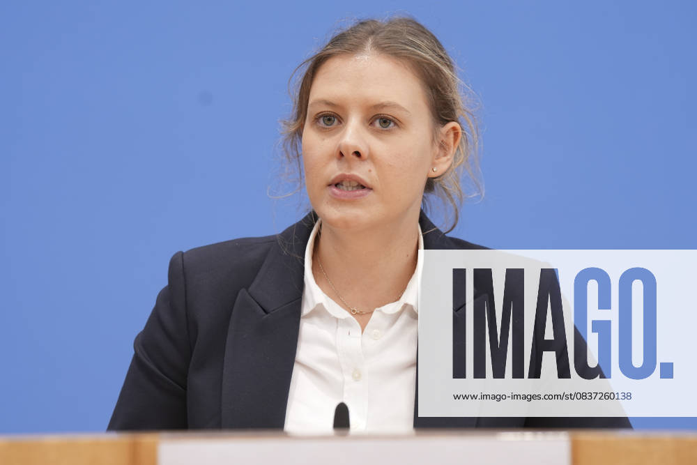 Federal Press Conference, Annual Report 2024 of the Petitions Committee Daniela Rump Chairwoman of the SPD in portrait during her remarks on the Annual Report 2024 of the Petitions Committee at the Federal Press Conference, Berlin, 15 10 2025 Berlin Berlin Germany