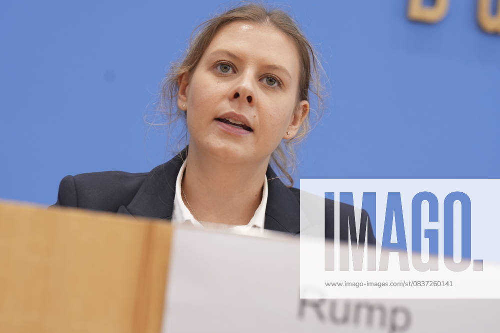 Federal Press Conference, Annual Report 2024 of the Petitions Committee Daniela Rump Chairwoman of the SPD in portrait during her remarks on the Annual Report 2024 of the Petitions Committee at the Federal Press Conference, Berlin, 15 10 2025 Berlin Berlin Germany