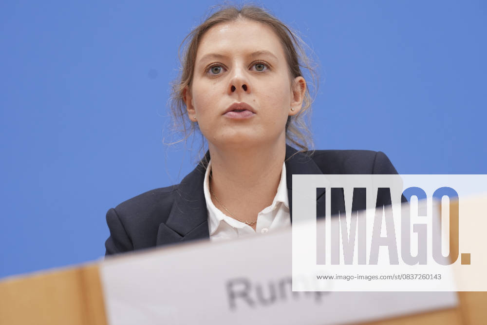 Federal Press Conference, Annual Report 2024 of the Petitions Committee Daniela Rump Chairwoman of the SPD in portrait during her remarks on the Annual Report 2024 of the Petitions Committee at the Federal Press Conference, Berlin, 15 10 2025 Berlin Berlin Germany