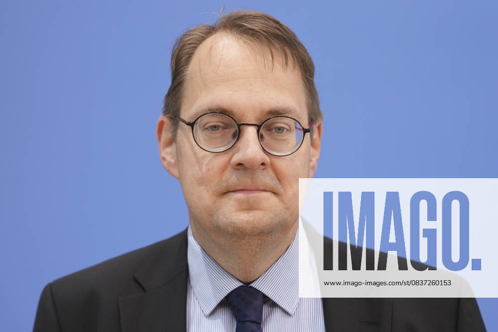 Federal Press Conference, Annual Report 2024 of the Petitions Committee Soeren Pellmann Chairman of DIE LINKE at the presentation of the Annual Report 2024 of the Petitions Committee at the Federal Press Conference, Berlin, 15 10 2025 Berlin Berlin Germany