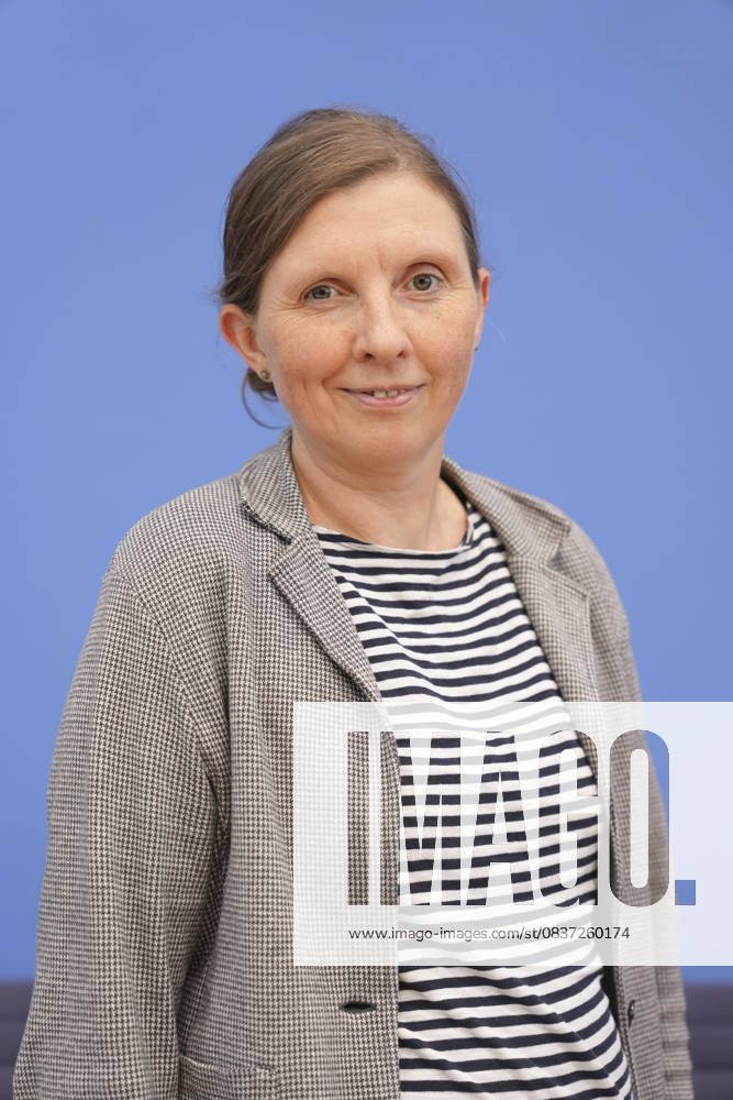 Federal Press Conference, Annual Report 2024 of the Petitions Committee Corinna Rueffer Chairwoman of BUENDNIS 90 DIE GRUENEN at the presentation of the Annual Report 2024 of the Petitions Committee at the Federal Press Conference, Berlin, 15 10 2025 Berlin Berlin Germany