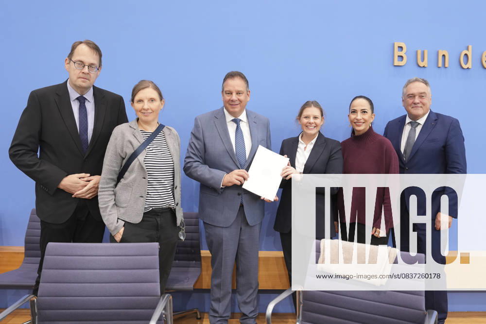 Federal Press Conference, Annual Report 2024 of the Petitions Committee Group photo l r Soeren Pellmann Chairman of DIE LINKE , Corinna Rueffer Chairman of BUENDNIS 90 DIE GRUENEN , Andreas Mattfeldt Spokesman of the CDU CSU parliamentary group