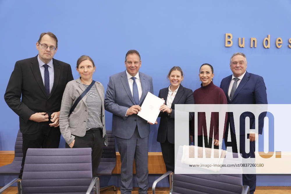 Federal Press Conference, Annual Report 2024 of the Petitions Committee Group photo l r Soeren Pellmann Chairman of DIE LINKE , Corinna Rueffer Chairman of BUENDNIS 90 DIE GRUENEN , Andreas Mattfeldt Spokesman of the CDU CSU parliamentary group