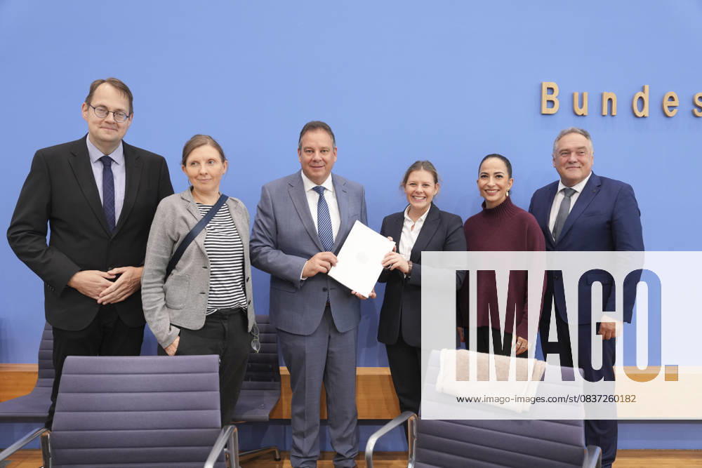 Federal Press Conference, Annual Report 2024 of the Petitions Committee Group photo l r Soeren Pellmann Chairman of DIE LINKE , Corinna Rueffer Chairman of BUENDNIS 90 DIE GRUENEN , Andreas Mattfeldt Spokesman of the CDU CSU parliamentary group