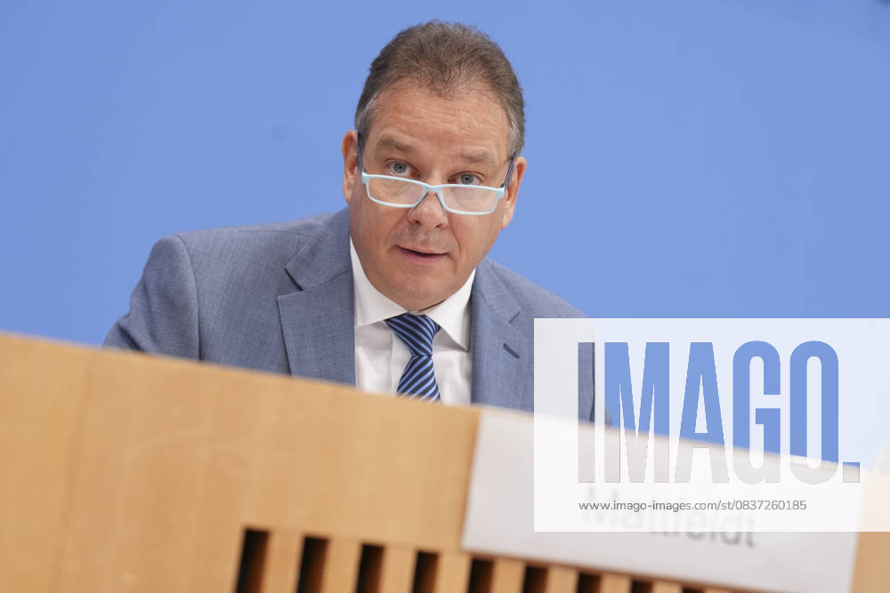 Federal Press Conference, Annual Report 2024 of the Petitions Committee Andreas Mattfeldt Spokesman of the CDU CSU parliamentary group in portrait during his remarks on the Annual Report 2024 of the Petitions Committee at the Federal Press Conference, Berlin, 15 10 2025 Berlin Berlin Germany