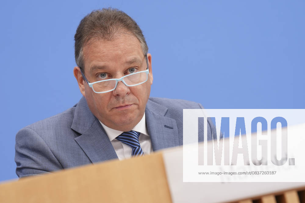 Federal Press Conference, Annual Report 2024 of the Petitions Committee Andreas Mattfeldt Spokesman of the CDU CSU parliamentary group in portrait during his remarks on the Annual Report 2024 of the Petitions Committee at the Federal Press Conference, Berlin, 15 10 2025 Berlin Berlin Germany