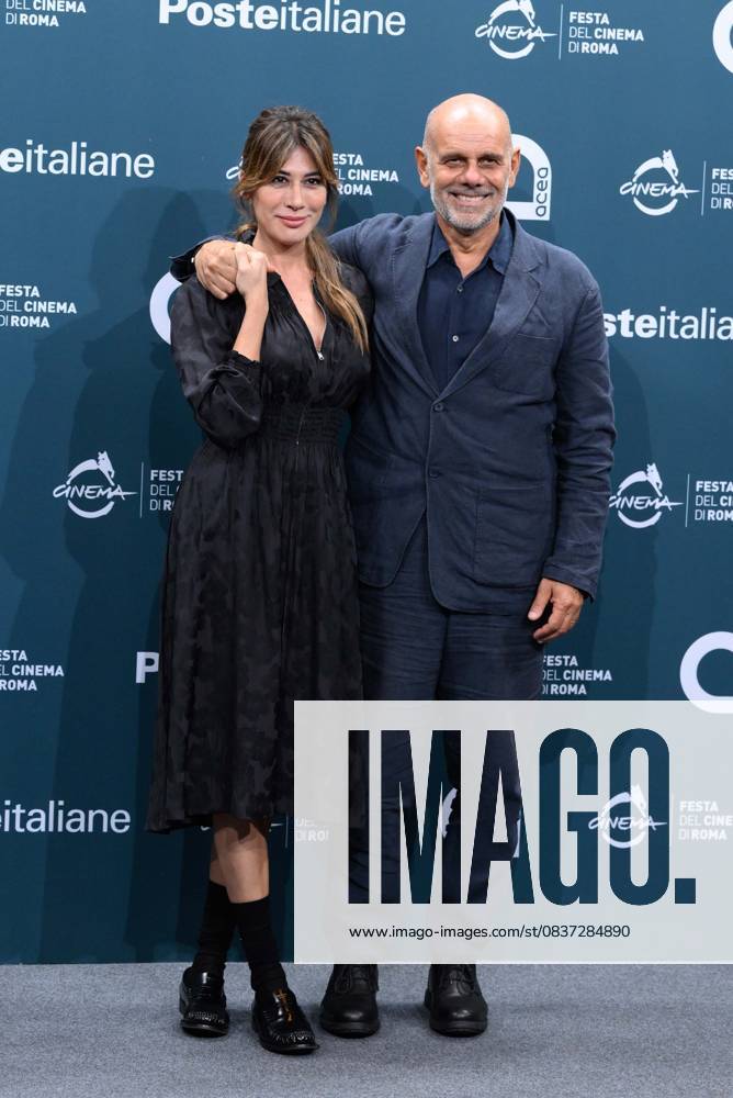 Photo IPP Fabrizio Corradetti Gruppo Editoriale LiveMedia Rome 15 10 2025 In the photo Virginia Raffaele and Director Riccardo Milani attends the photocall of the movie La vita va così during the 20th Rome Film Fest at Auditorium Parco della Musica on October 15, 2025 in Rome, Italy Italy Photo Press World Copyright Rome Film Festival 2025 News