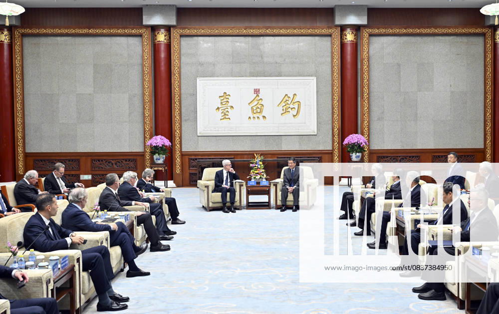 (251016) -- BEIJING, Oct. 16, 2025 -- Chinese Vice Premier He Lifeng, also a member of the Political Bureau of the Communist Party of China Central Committee, meets with representatives of the advisory board of the Tsinghua University School of Economics and Management (Tsinghua SEM) at the Diaoyutai State Guesthouse in Beijing, capital of China, Oct. 16, 2025. ) CHINA-BEIJING-HE LIFENG-TSINGHUA UNIVERSITY ADVISORS-MEETING (CN) YinxBogu